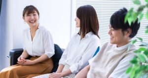 コミュニケーションをとっている若手社員の写真