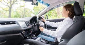 車を運転する女性