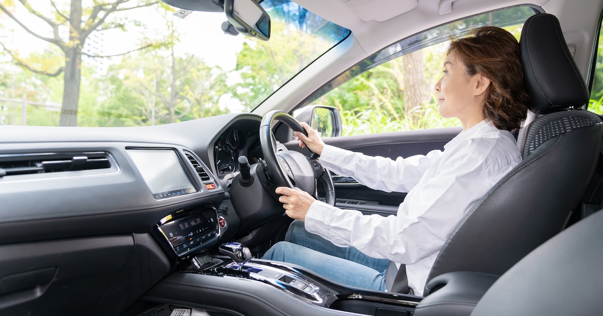 車を運転する女性